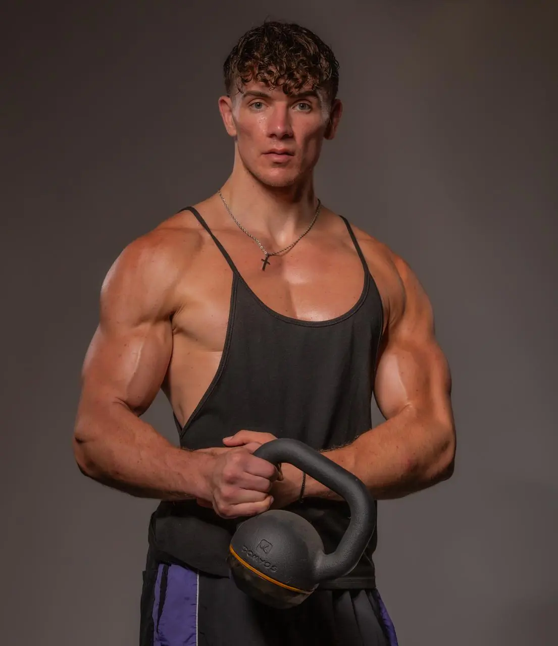 Maximilian Herbst mit einer Kettlebell