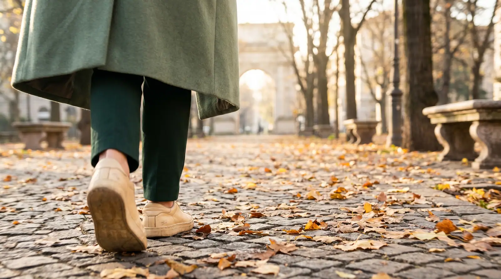 Person auf morgendlichem Spaziergang im herbstlichen Park — Symbol für NEAT